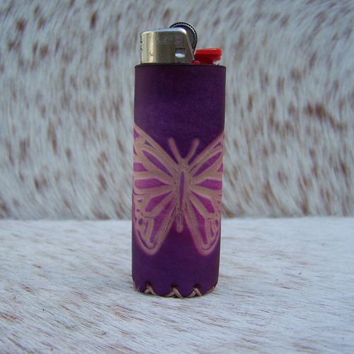Etui à briquet en cuir violet décoré d'un papillon