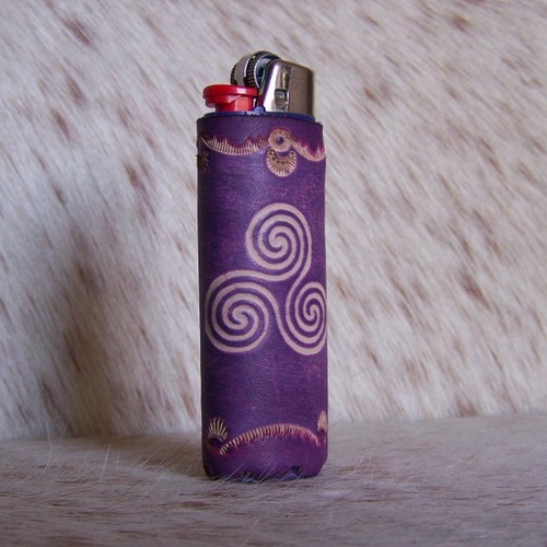 Etui à briquet en cuir violet, prune, esprit celtique, personalisable