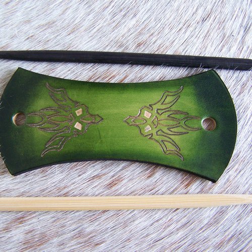 Barrette à cheveux en cuir verte motif celtique avec pic en bambou