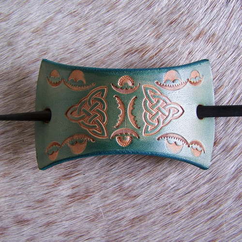 Barrette en cuir bleu vert refflet turquoise, décor motif celtique, grande taille