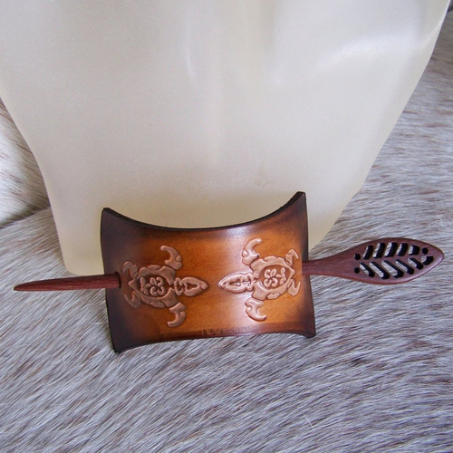Barrette en cuir brun, décorée de tortue celtique, bâton scluté