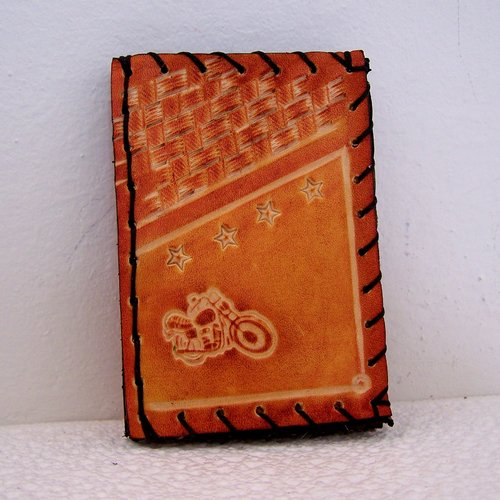 Porte cartes en cuir brun clair , décoré d'une moto