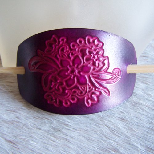 Barrette à cheveux artisanale en cuir violet  aux reflets fuchsia, décorée de fleurs