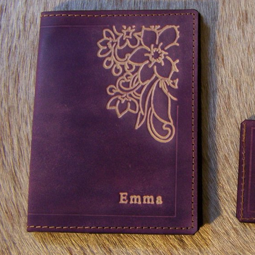 Protège passeport artisanal en cuir violet, romantique et fleuri, personnalisable