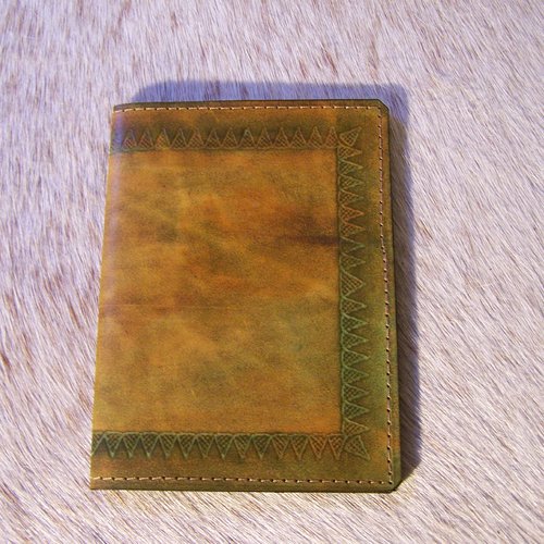 Protège passeport artisanal en cuir kaki ambré, simple et robuste