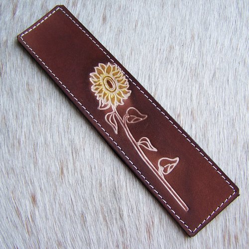 Marque-page en cuir brun et jaune, décoré d'un tournesol, personnalisable