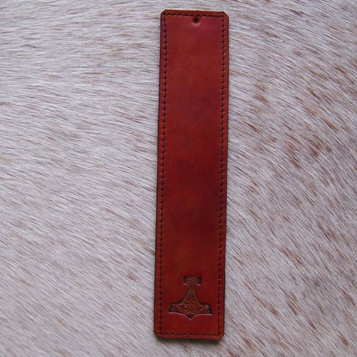 Marque-page en cuir rouge foncé , décoré d'un symbole celtique, non personnalisable  (prix reduit)