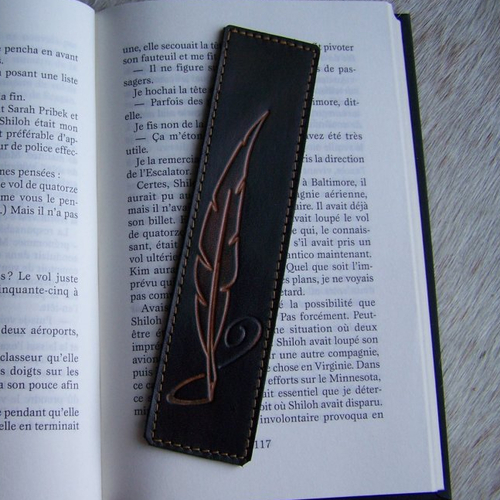 Marque-page en cuir noir et brun, signet d'écrivain, décoré d'une plume d'oie