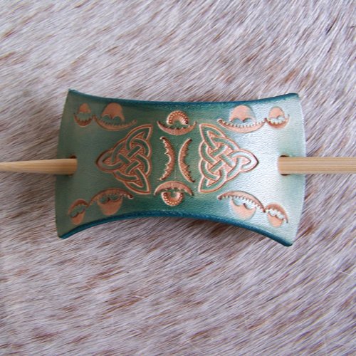 Barrette à cheveux artisanale en cuir bleu, décor motif celtique, grande taille