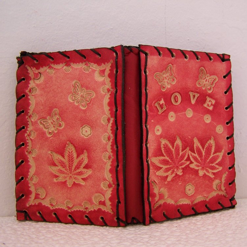 Porte cartes en cuir rouge, peace and love, decoré de feuille et de papillon, style sixtine