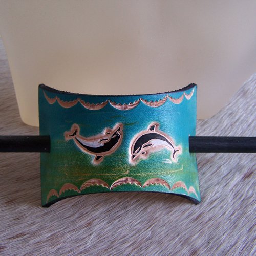 Barrette en cuir bleu nuancé, décor marin, dauphins, esprit vacance à la mer