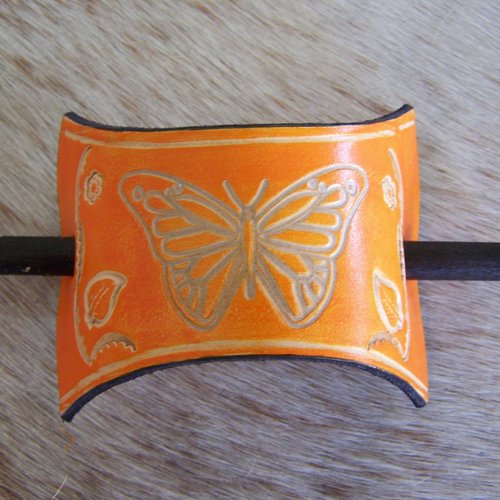 Barrette en cuir orange, décor papillon bâton bambou
