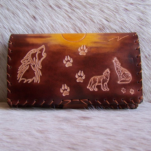 Blague à tabac en cuir marron foncé décorée de loups