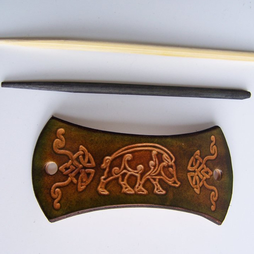 Barrette à cheveux en cuir verte motif celtique avec pic en bambou
