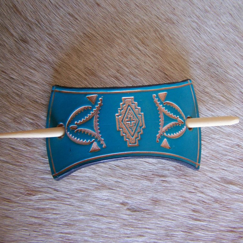Barrette artisanale en cuir bleu motif amérindien, pic en bambou