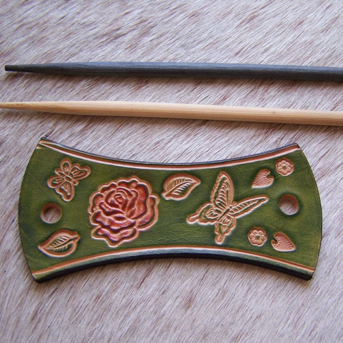 Barrette à cheveux en cuir vert motif fleuri printanier, crèation française