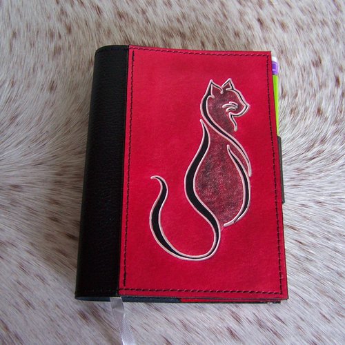 Protège carnet original et artisanal en cuir rouge et noir, décoré d'un chat