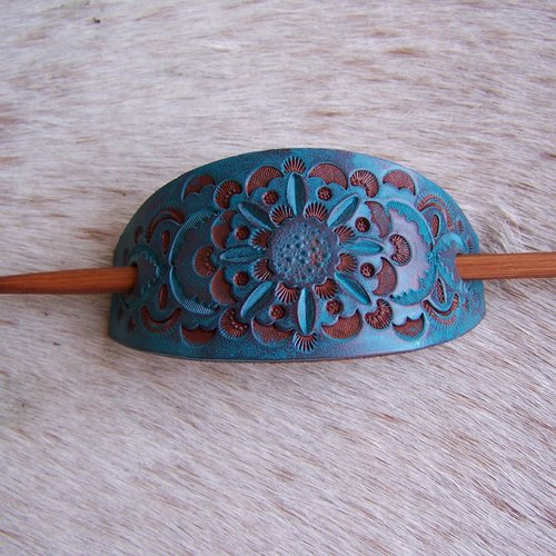 Barrette en cuir vieilli, bleu brun patiné, décorée d'un mandala, création française