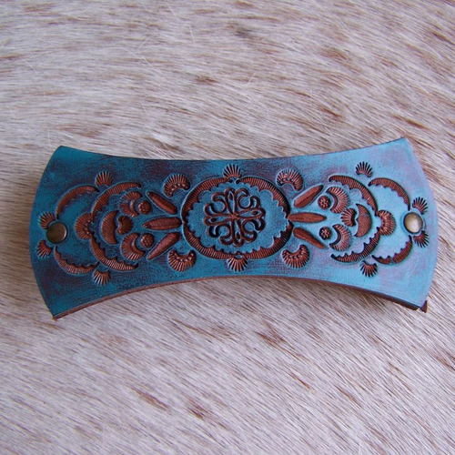Barrette en cuir vieilli, bleu brun patiné, décorée d'une rosace, création française
