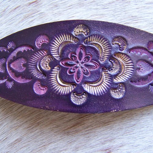 Barrette en cuir vieilli, mauve violet mordorè, décorée d'une rosace, création française