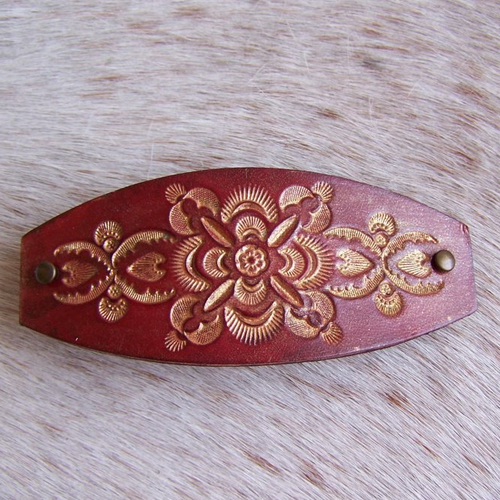 Barrette en cuir vieilli, rouge foncè mordorè, décorée d'une rosace, création française