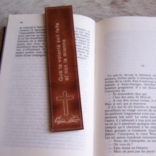 Marque page en cuir brun religieux croix et bible