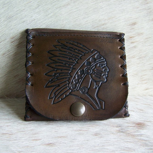 Porte monnaie artisanale, en cuir marron, décor amérindien, porte carte intégré