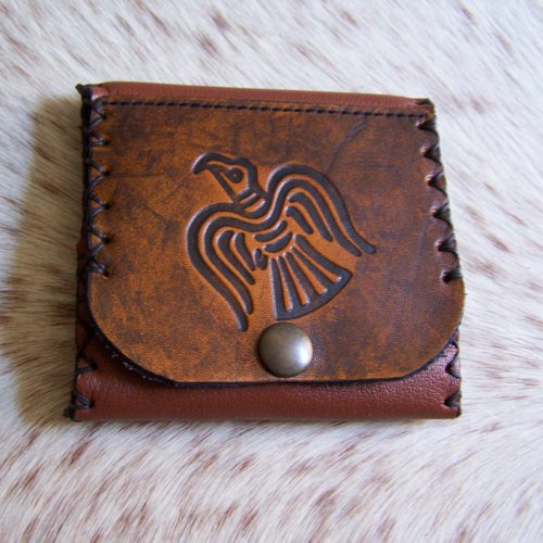 Porte monnaie artisanale, en cuir brun, décor celtique, tribale, création fançaise