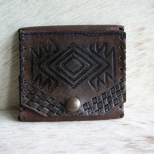 Porte monnaie artisanale, en cuir brun foncé, décor  ethnique, porte carte intégré,