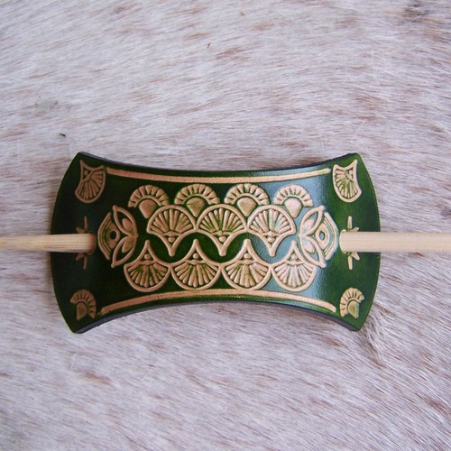 Barrette à cheveux en cuir verte motif art déco, avec pic en bambou