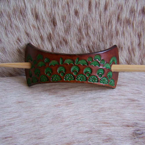 Barrette ethnique en cuir brun et vert, avec pic en bambou, création française