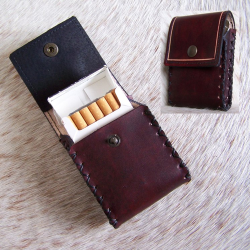 Etui à cigarette minimaliste en cuir brun foncé reflets bordeau, création française