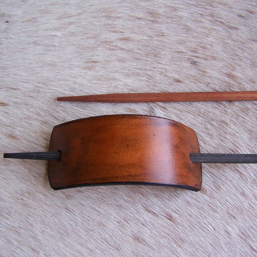 Barrette en cuir marron minimaliste avec pic en bambou, robuste et durable