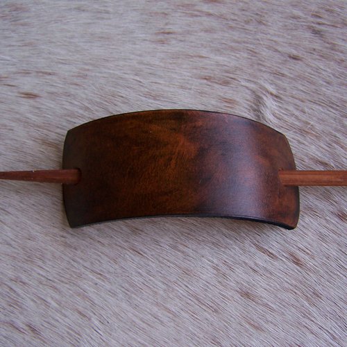 Barrette en cuir brun patiné, minimaliste avec pic en bambou, robuste et durable