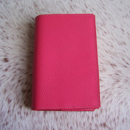 Protège livre minimaliste en cuir rose, création française