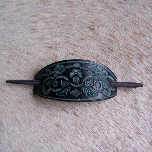 Barrette en cuir, noir et turquoise, décorée d'une rosace, création française