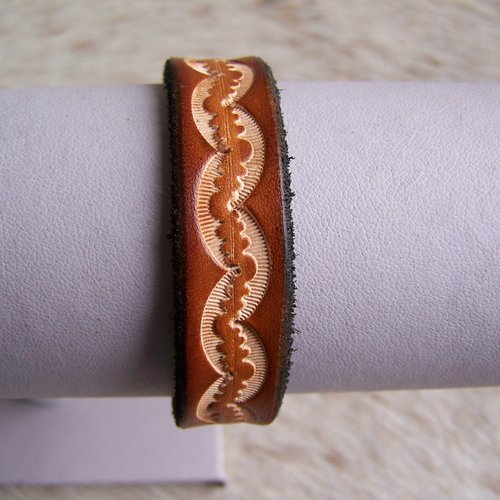Bracelet en cuir brun 2 tons, gravé d'ondulation, création française