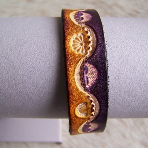 Bracelet en cuir violet et orange, gravé d'ondulation, création française