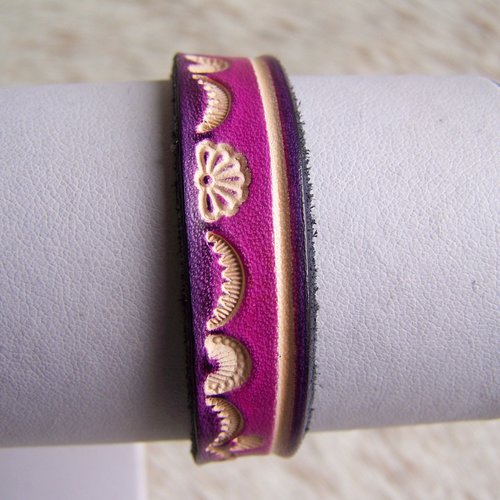 Bracelet en cuir violet et rose, gravé d'ondulation, création française