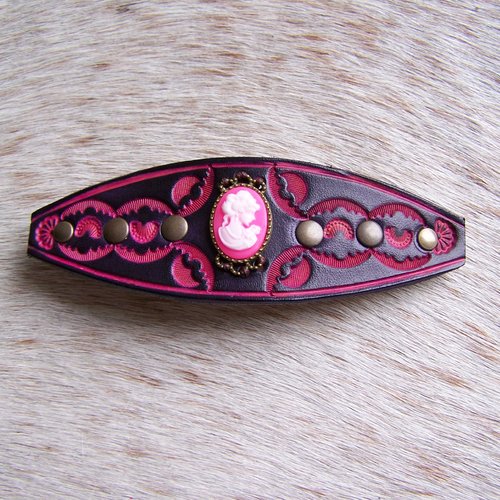 Barrette en cuir noir décorée d'un camée rose, création française