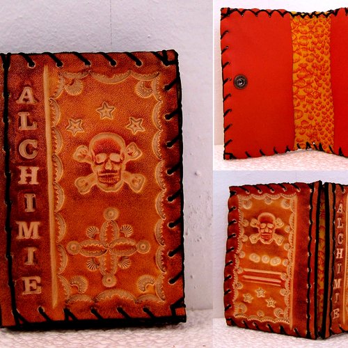 Porte cartes en cuir brun clair, décor carnet d'alchimie, création française unique
