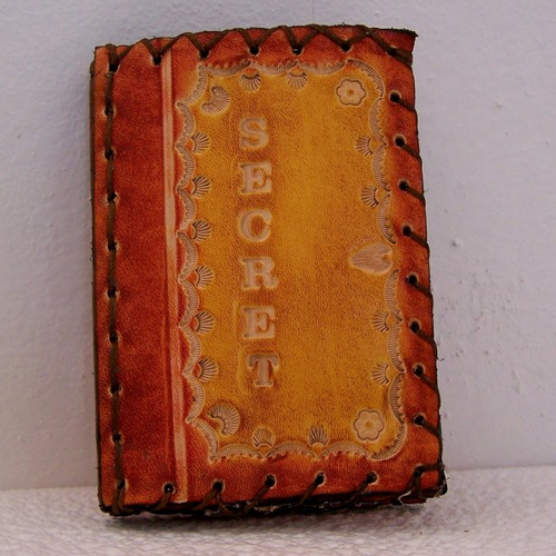 Porte cartes en cuir brun clair, decor carnet secret, création française unique