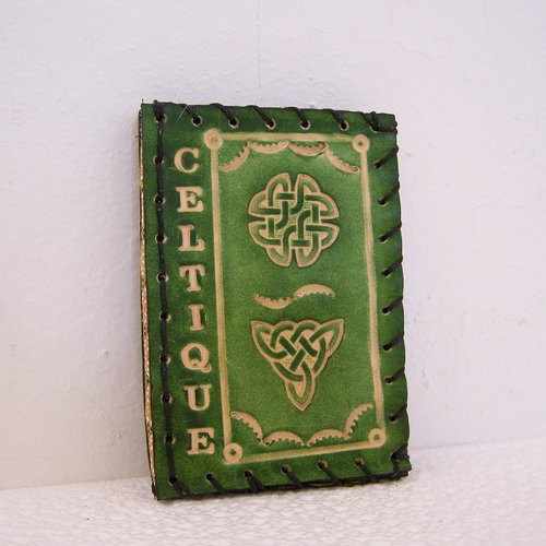 Porte cartes celtique en cuir vert original et unique, création française