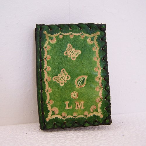 Porte cartes en cuir vert décoré de fleurs et de papillons, création française