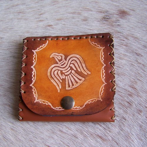 Porte monnaie artisanale, en cuir brun, décor celtique, tribale, création fançaise