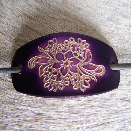Barrette à cheveux en cuir artisanale, violet mauve, romentique et fleurie, avec pic en bois
