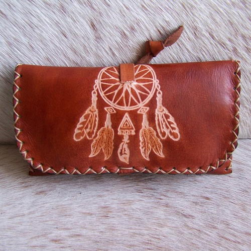 Blague à tabac en cuir brun moyen, décorée d'un attrape rêve, inspiration amérindienne