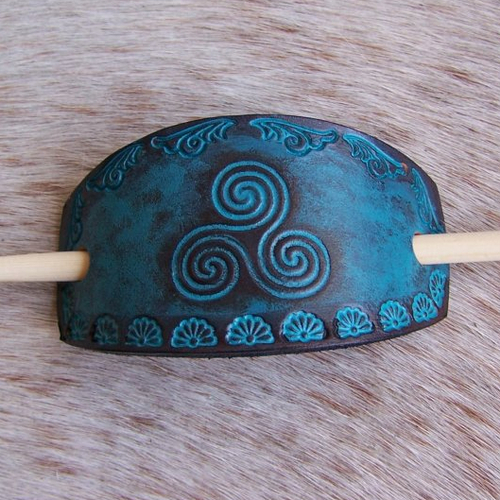 Barrette en cuir bleu patiné foncé, création française d'inspiration celtique celtique