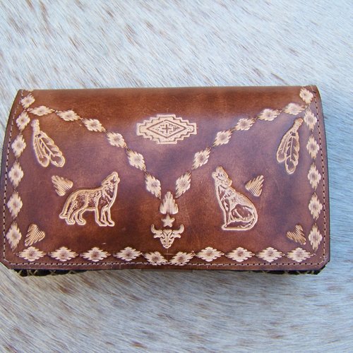 Blague à tabac en cuir marron décorée de loups, création artisanale française, d'inspiration amerindien