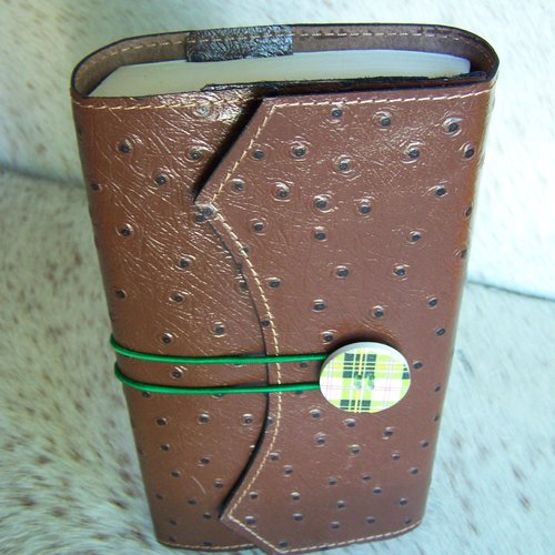 Protège livre en cuir marron grainé autruche, décoré d'un gros bouton en bois à carreaux